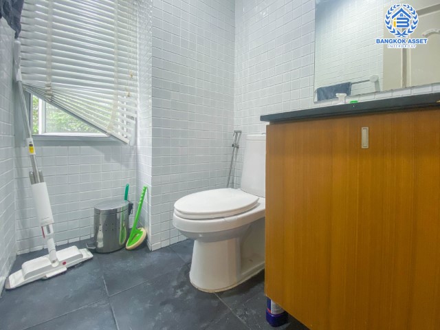 *****บ้านเดี่ยวมือสองย่านกรุงเทพฯ ม.โนเบิลจีโอ วัชรพล เนื้อที่กว้างขวางมากถึง 50.40 ตร.ว. ฟังก์ชัน 3 ห้องนอน 2 ห้องน้ำ ที่จอดรถ 2 คัน มีเรือนรับรอง ตั้งบนทำเลแห่งการเดินทาง ใกล้รถไฟฟ้าสายสีชมพู "สถานีวัชรพล" และทางด่วน "สุขาภิบาล5" จองเลย!